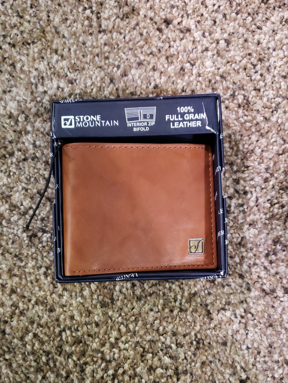 Stone Mountain Accessories Tan Leather Bifold Wallet with Metal Logo